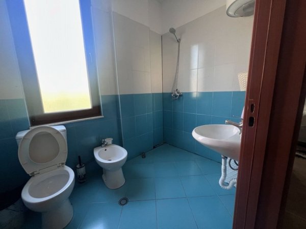 Tirane, jepet me qera apartament 2+1+Ballkon , 90 m² 400 € (Restorant Fresku)