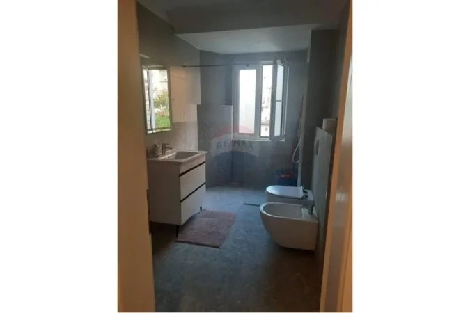 Tirane, jepet me qera apartament 1+1 Kati 4, 60 m² 550 € (Qendër - Kafe Flora)