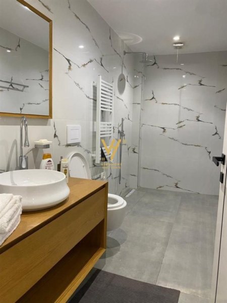 Tirane, jepet me qera apartament duplex 2+1+Ballkon Kati 1, 126 m² 1.300 € (MYSLYM SHYRI)