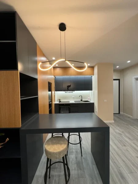 Tirane, jepet me qera apartament 1+1 Kati 4, 75 m² 900 € (KOMUNA E PARISIT)