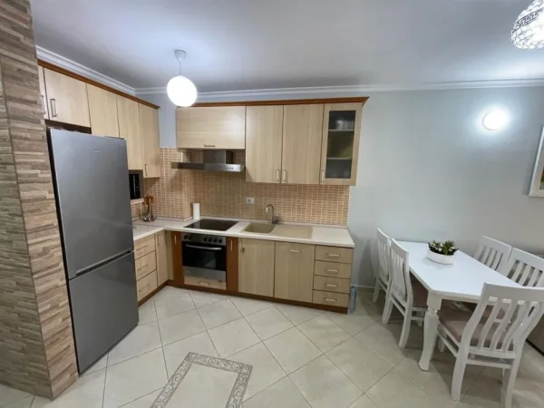 Tirane, jepet me qera apartament 1+1 Kati 4, 60 m² 550 € (Liqeni Thate)