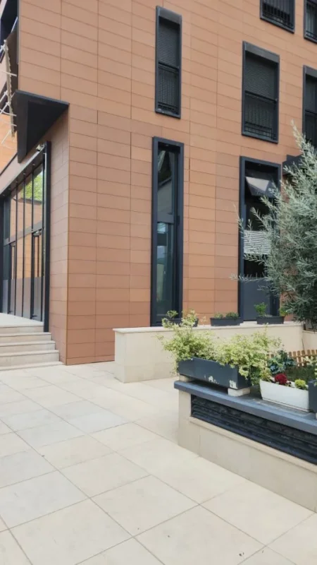 Tirane, shitet dyqan Kati 0, 68 m² 310.000 € (RR; NDREKO RINO)