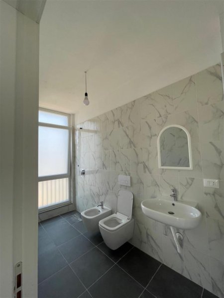 Tirane, jepet me qera apartament 2+1 Kati 3, 100 m² 600 € (Tregu Elektrik)