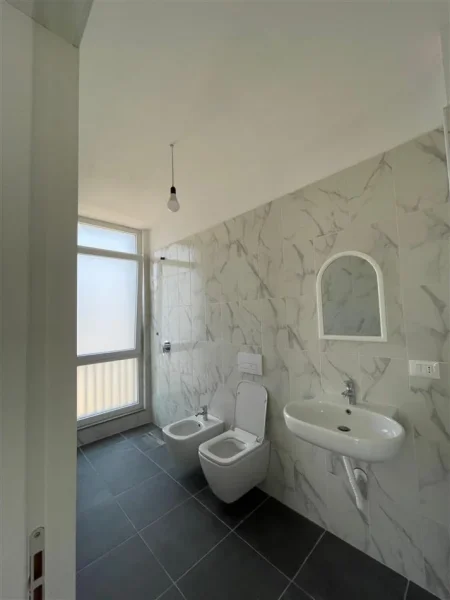 Tirane, jepet me qera apartament 2+1 Kati 3, 100 m² 600 € (Tregu Elektrik)