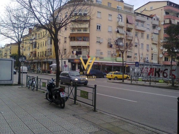 Tirane, shitet dyqan Kati 0, 25 m² 157.000 € (RRUGA E DURRESIT)