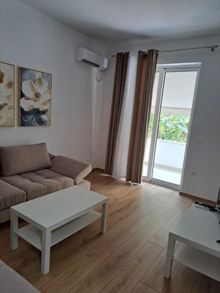 Tirane, jepet me qera apartament 1+1 Kati 2, 68 m² 550 € (rruga e Barrikadave)