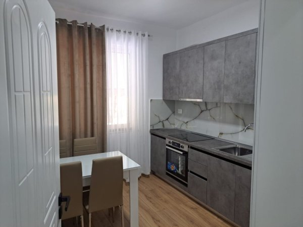 Tirane, jepet me qera apartament 1+1 Kati 2, 68 m² 550 € (rruga e Barrikadave)