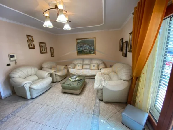 Tirane, shitet apartament 2+1+Ballkon Kati 5, 86 m² 200.000 € (myslym shyri)