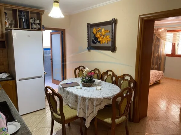 Tirane, shitet apartament 2+1+Ballkon Kati 5, 86 m² 200.000 € (myslym shyri)