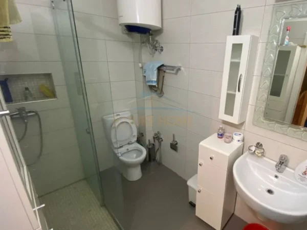 Tirane, jepet me qera apartament 2+1+Ballkon Kati 4, 100 m² 650 € (Vasil Shanto, Jusuf Vrioni)