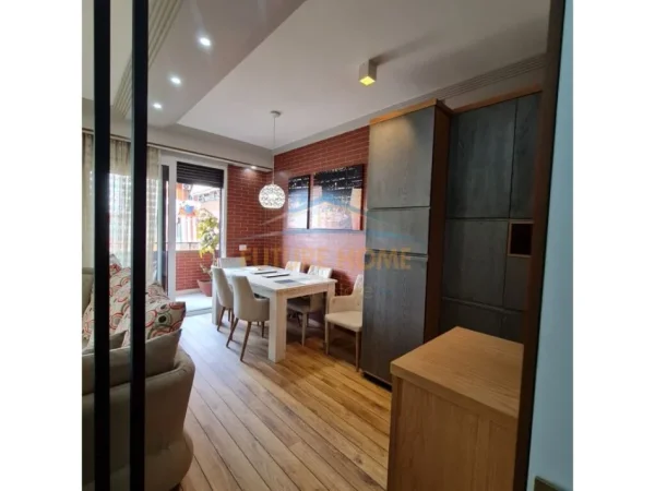 Tirane, jepet me qera apartament 1+1+Aneks+Ballkon Kati 8, 95 m² 1.200 € (MYSLYM SHYRI)