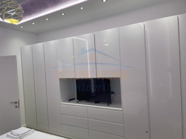 Tirane, jepet me qera apartament 1+1+Ballkon Kati 8, 80 m² 800 € (Shallvaret)