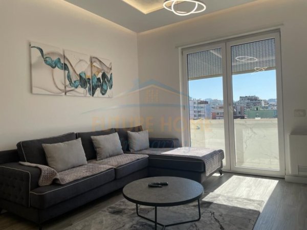 Tirane, jepet me qera apartament 1+1+Ballkon Kati 8, 80 m² 800 € (Shallvaret)