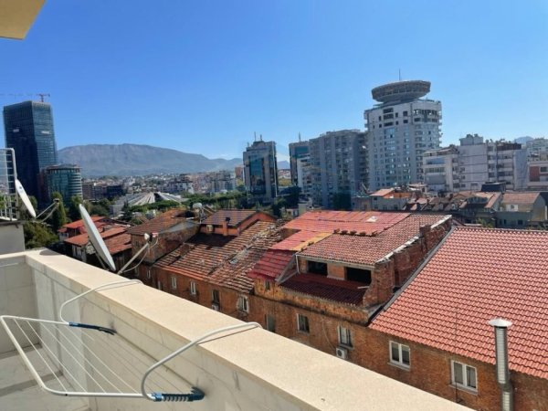 Tirane, jepet me qera apartament 1+1+Ballkon Kati 8, 80 m² 800 € (Shallvaret)