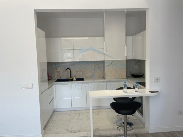 Tirane, jepet me qera apartament 1+1+Ballkon Kati 8, 80 m² 800 € (Shallvaret)