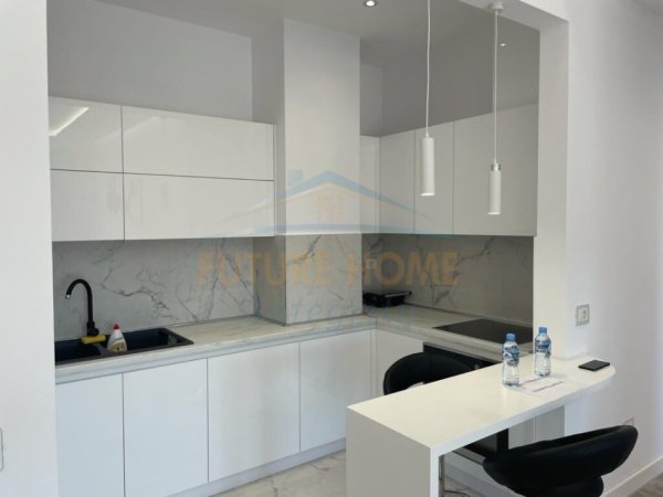 Tirane, jepet me qera apartament 1+1+Ballkon Kati 8, 80 m² 800 € (Shallvaret)