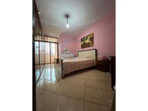 Tirane, jepet me qera apartament 1+1 Kati 3, 78 m² 450 € (RRUGA E KAVAJES)