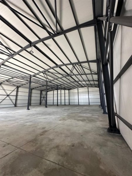 Tirane, jepet me qera magazine Kati 0, 900 m² 3.000 € (Afer rruges e Rinasit)