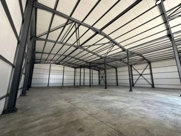 Tirane, jepet me qera magazine Kati 0, 900 m² 3.000 € (Afer rruges e Rinasit)