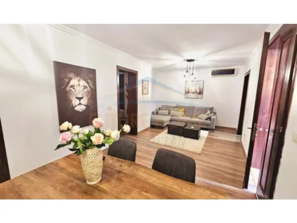 Tirane, jepet me qera shtepi 2+1 Kati 0, 100 m² 700 € (JERONIM DERADA)