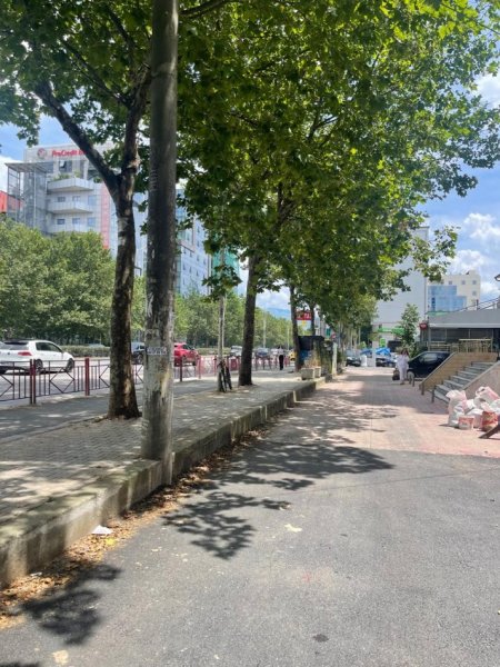 Tirane, shitet ambjent biznesi Kati -1, 98 m² 120.000 € (Laprake)