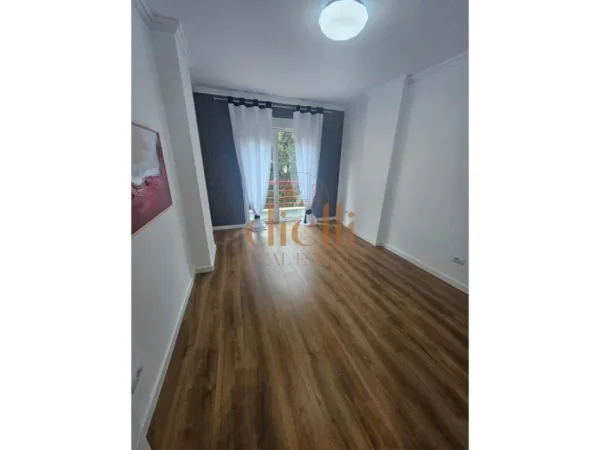 Tirane, shitet apartament 2+1+Ballkon Kati 3, 110 m² (Liqeni I thate ne Rrugen Hamdi Sina)
