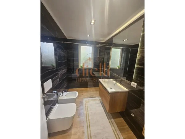 Tirane, shitet apartament 2+1+Ballkon Kati 3, 110 m² (Liqeni I thate ne Rrugen Hamdi Sina)