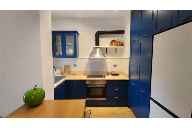 Tirane, jepet me qera apartament 109 m² 900 Euro (liqeni i thate)