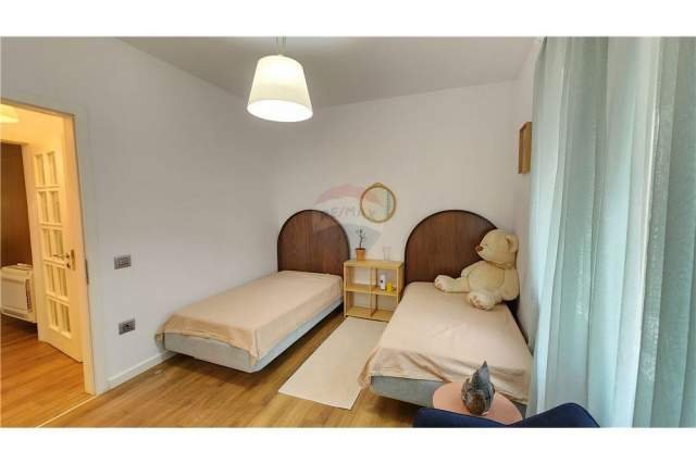 Tirane, jepet me qera apartament 109 m² 900 Euro (liqeni i thate)