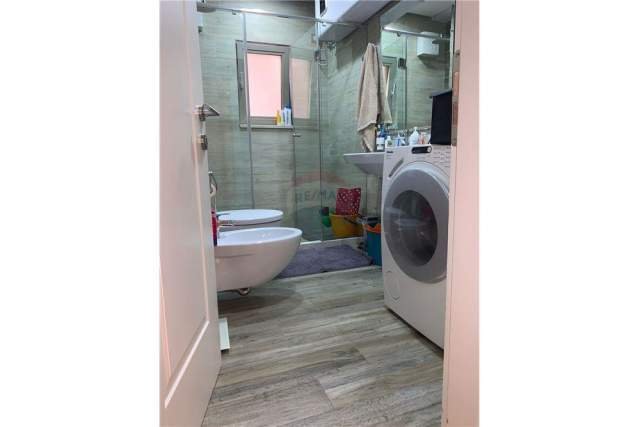 Tirane, jepet me qera apartament 2+1 96 m² 800 Euro (QENDER)