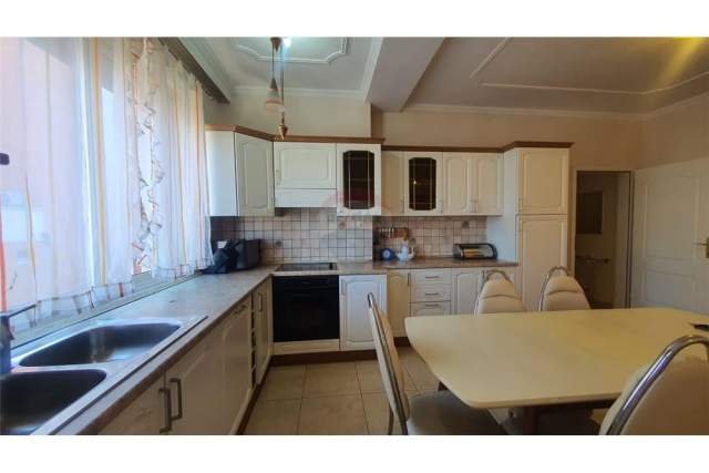 Tirane, jepet me qera apartament 3+1 Kati 6, 140 m² 800 Euro (BLLOKU)