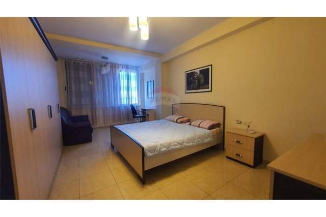 Tirane, jepet me qera apartament 3+1 Kati 6, 140 m² 800 Euro (BLLOKU)