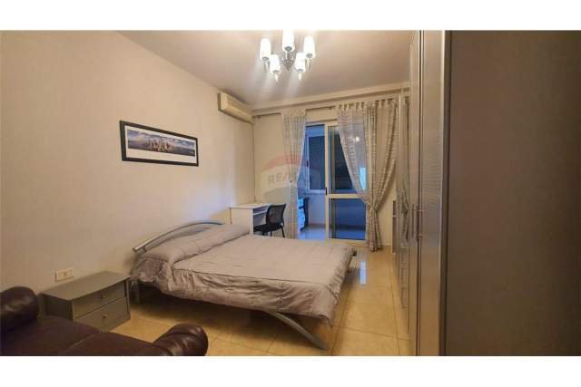 Tirane, jepet me qera apartament 3+1 Kati 6, 140 m² 800 Euro (BLLOKU)