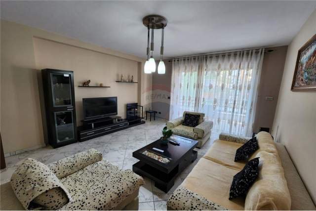 Tirane, jepet me qera apartament 2+1+BLK 136 m² 800 Euro (LIBRI UNIVERSITARE)