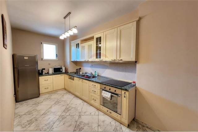 Tirane, jepet me qera apartament 2+1 136 m² 700 Euro (LIBRI UNIVERSITARE)