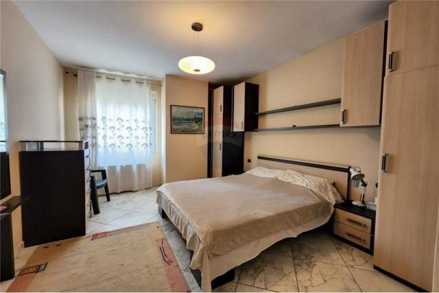 Tirane, jepet me qera apartament 2+1 136 m² 700 Euro (LIBRI UNIVERSITARE)