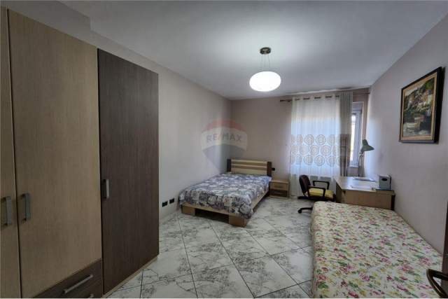 Tirane, jepet me qera apartament 2+1 136 m² 700 Euro (LIBRI UNIVERSITARE)