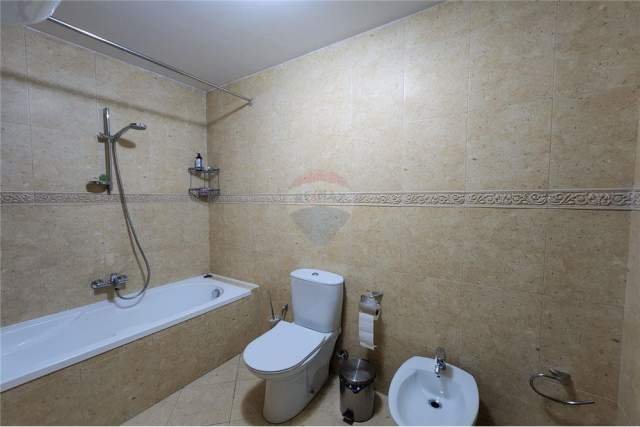 Tirane, jepet me qera apartament 2+1+BLK 136 m² 800 Euro (LIBRI UNIVERSITARE)