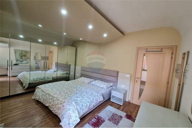 Tirane, jepet me qera apartament 1+1 79 m² 550 Euro (kompleksi deliorgji)