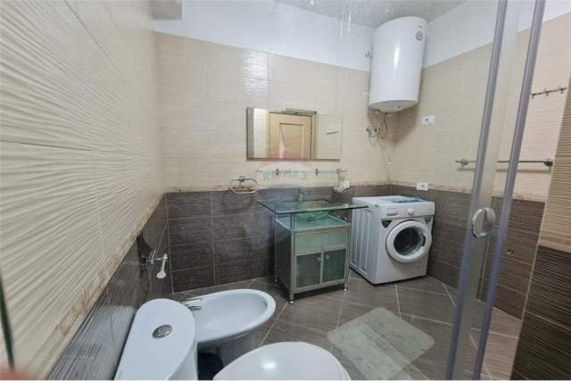 Tirane, jepet me qera apartament 1+1 79 m² 550 Euro (kompleksi deliorgji)