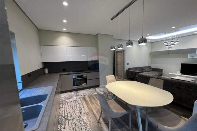Tirane, jepet me qera apartament 2+1 93 m² 550 Euro (BULEVARDI XHAN DARK)