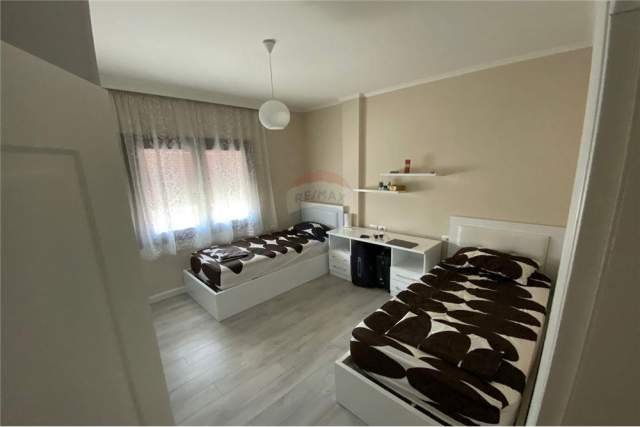 Tirane, jepet me qera apartament 2+1 Kati 4, 125 m² 600 Euro (VILAT GJERMANE)