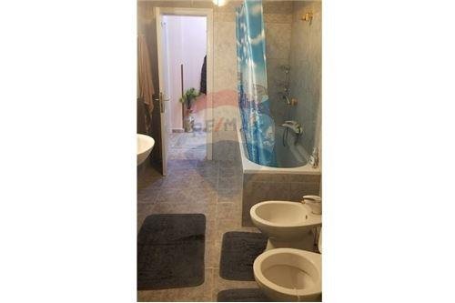 Tirane, jepet me qera apartament 2+1 Kati 2, 125 m² 700 Euro (BLLOK)
