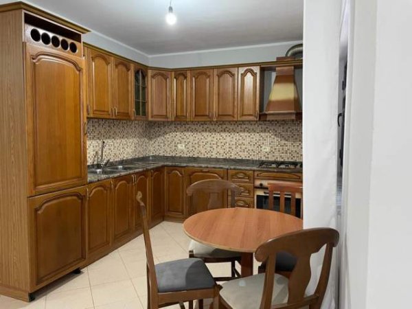 Tirane, jepet me qera apartament 2+1+BLK Kati 2, 105 m² 350 Euro (Kompleksi Malajzian, Casa Italia)