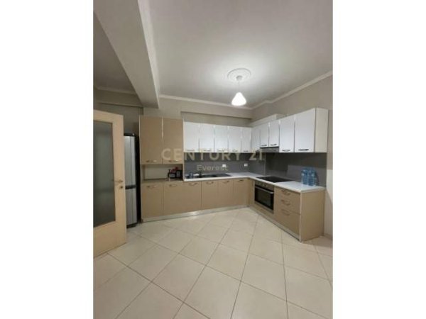 Tirane, ofert apartament 2+1+BLK Kati 4, 93 m² 300 Euro (5 Maji)