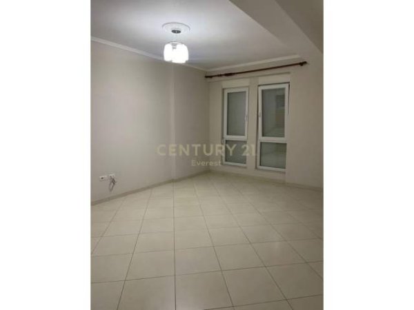 Tirane, ofert apartament 2+1+BLK Kati 4, 93 m² 300 Euro (5 Maji)