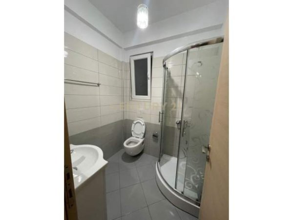 Tirane, jepet me qera apartament 2+1+A+BLK Kati 4, 93 m² 300 Euro (Rruga 5 Maj)