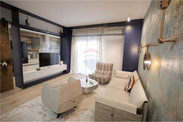 Tirane, jepet me qera apartament 2+1 110 m² 950 Euro (QENDER)
