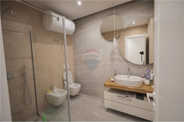 Tirane, jepet me qera apartament 2+1 110 m² 950 Euro (QENDER)