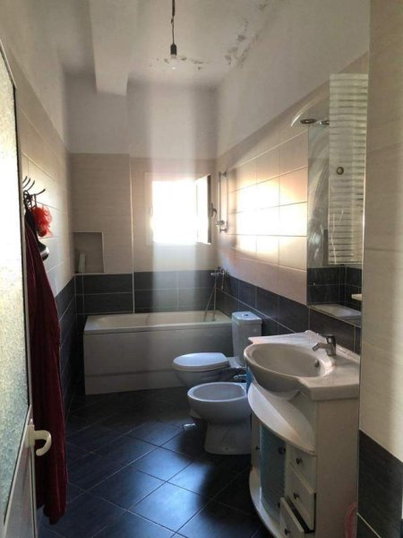 Tirane, jepet me qera apartament 2+1+BLK Kati 1, 115 m² 650 Euro (rruga xhaferr shaba)